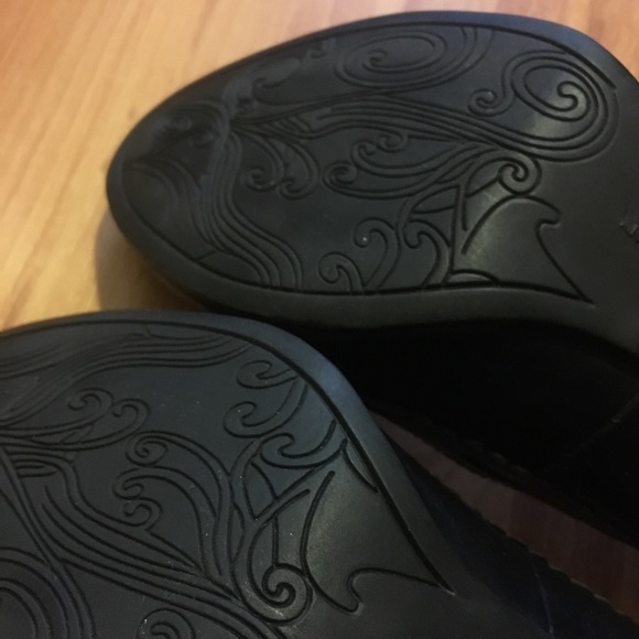 Kenneth Cole Reaction black leather heels with bow - Picture 7 of 10